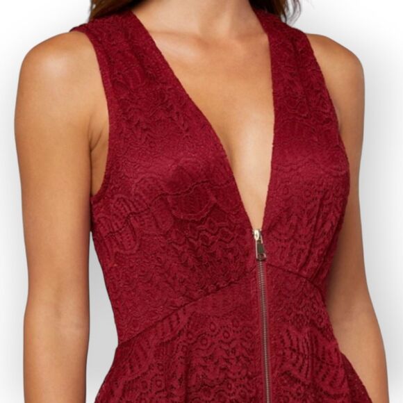 Bebe Slinky Lace Peplum Zipper Ruched Dress Plunging Neckline Size Small - Picture 3 of 6